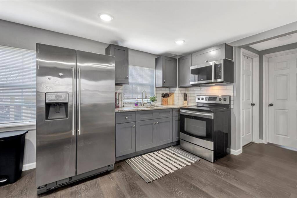 Super Cozy 2 Bedroom With Fast Wifi And Queen Bed Close To Downtown Houston!! Apartment *